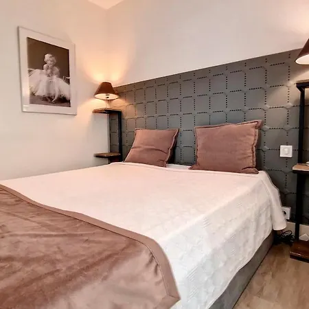 Henri Camille Real Estate- Miramar - One Bedroom Apt - Croisette Sea View